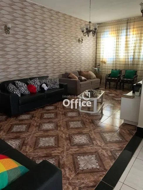Sobrado com 3 quartos à venda, 400m2 em Vila Brasil, Anapolis - GO - imagem 2 Foto 2 de Sobrado com 3 quartos à venda, 400m2 em Vila Brasil, Anapolis - GO