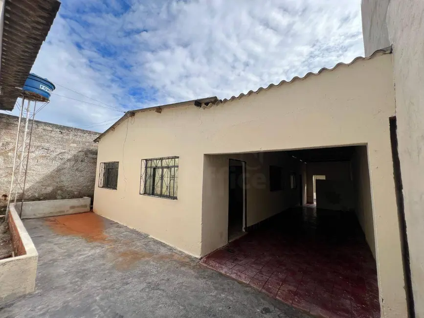 Foto 13 de Casa com 2 quartos para alugar, 300m2 em Adriana Parque, Anapolis - GO