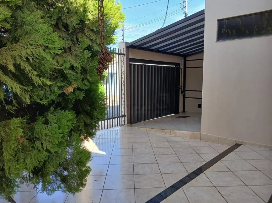 Foto 2 de Sobrado com 3 quartos à venda, 300m2 em Vila Santa Isabel, Anapolis - GO
