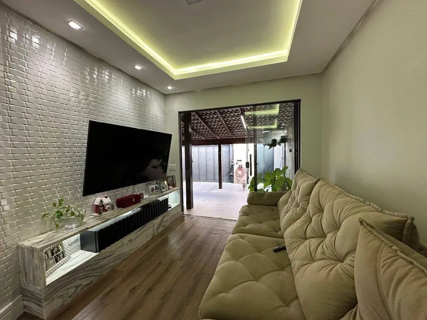 Casa com 3 quartos à venda, 239m2 em Anapolis - GO - imagem 4 Foto 4 de Casa com 3 quartos à venda, 239m2 em Anapolis - GO