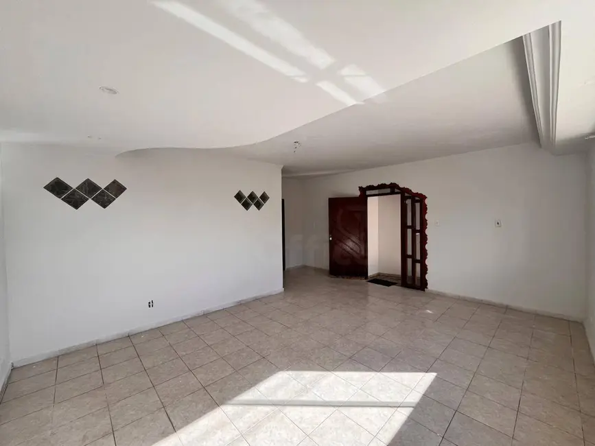 Casa com 3 quartos para alugar, 550m2 em Jundiaí, Anapolis - GO - imagem 3 Foto 3 de Casa com 3 quartos para alugar, 550m2 em Jundiaí, Anapolis - GO