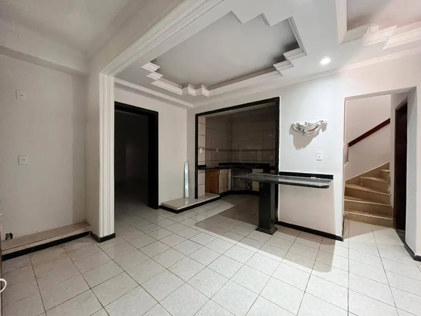 Casa com 3 quartos para alugar, 550m2 em Jundiaí, Anapolis - GO - imagem 4 Foto 4 de Casa com 3 quartos para alugar, 550m2 em Jundiaí, Anapolis - GO