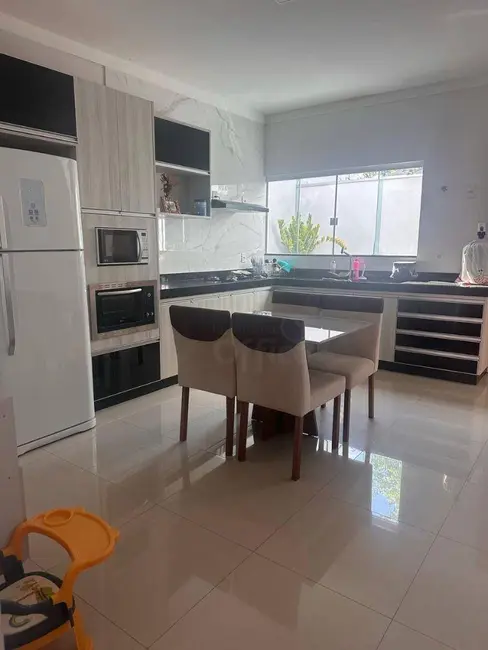 Casa com 3 quartos à venda, 200m2 em Anapolis - GO - imagem 3 Foto 3 de Casa com 3 quartos à venda, 200m2 em Anapolis - GO