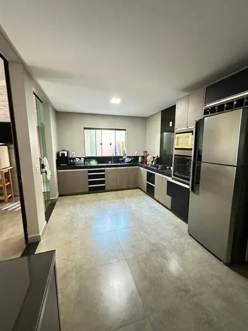 Sobrado com 3 quartos à venda, 300m2 em Anapolis - GO - imagem 6 Foto 6 de Sobrado com 3 quartos à venda, 300m2 em Anapolis - GO