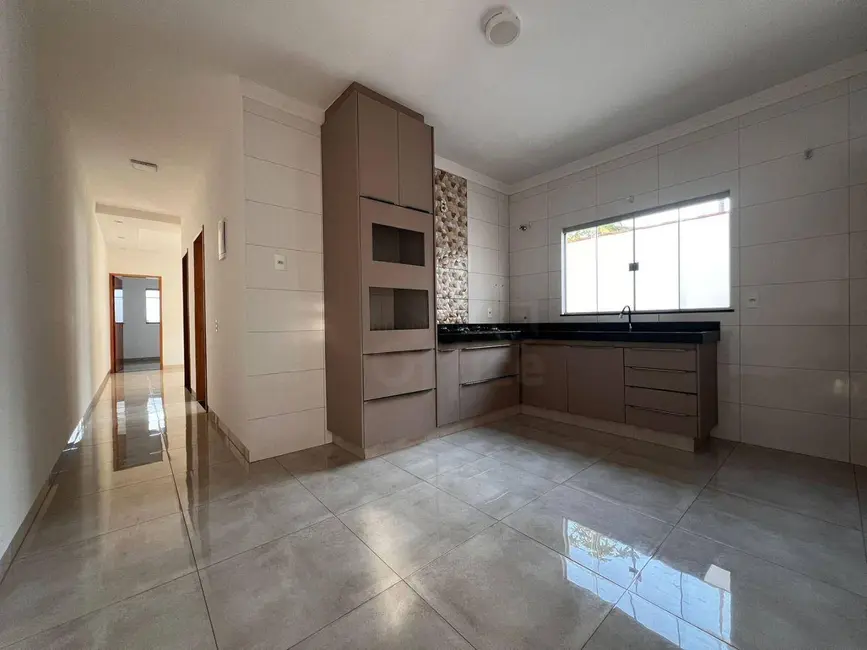 Casa com 3 quartos à venda, 150m2 em Setor Summerville, Anapolis - GO - imagem 2 Foto 2 de Casa com 3 quartos à venda, 150m2 em Setor Summerville, Anapolis - GO