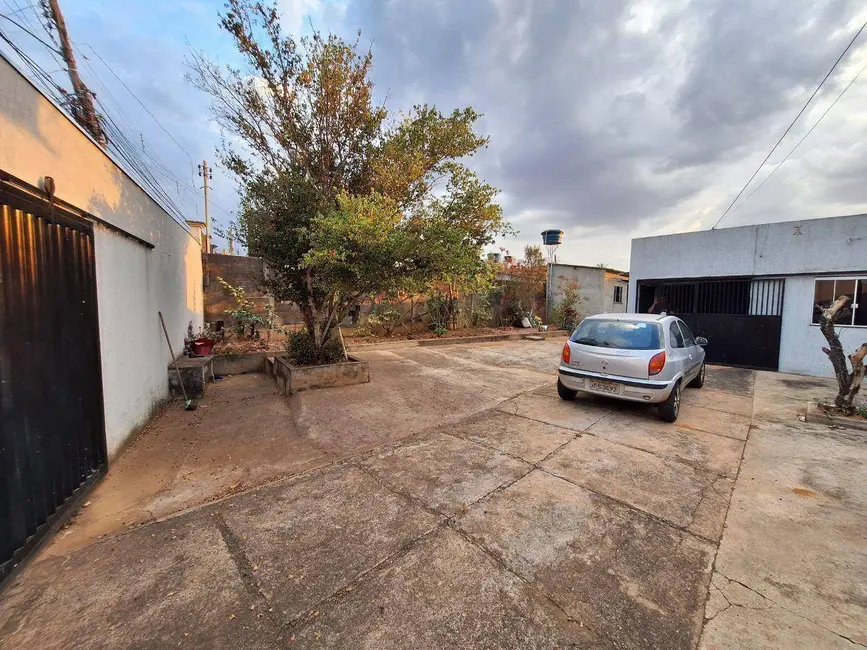 Casa com 3 quartos à venda, 363m2 em Bandeiras, Anapolis - GO - imagem 1 Foto 1 de Casa com 3 quartos à venda, 363m2 em Bandeiras, Anapolis - GO