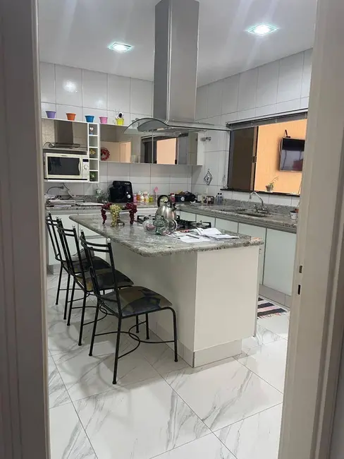 Sobrado com 3 quartos à venda, 300m2 em Vila Santa Isabel, Anapolis - GO - imagem 9 Foto 9 de Sobrado com 3 quartos à venda, 300m2 em Vila Santa Isabel, Anapolis - GO