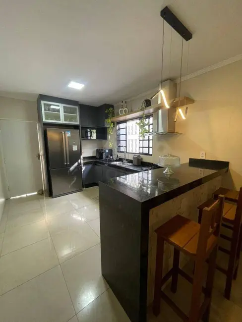 Foto 2 de Casa com 3 quartos à venda, 300m2 em Vila Santa Maria de Nazareth, Anapolis - GO