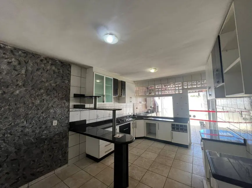 Foto 6 de Sobrado com 4 quartos para alugar, 300m2 em Vila Santa Maria, Anapolis - GO