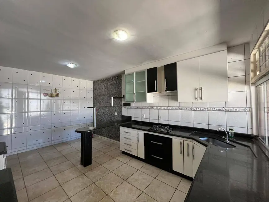 Foto 4 de Sobrado com 4 quartos para alugar, 300m2 em Vila Santa Maria, Anapolis - GO