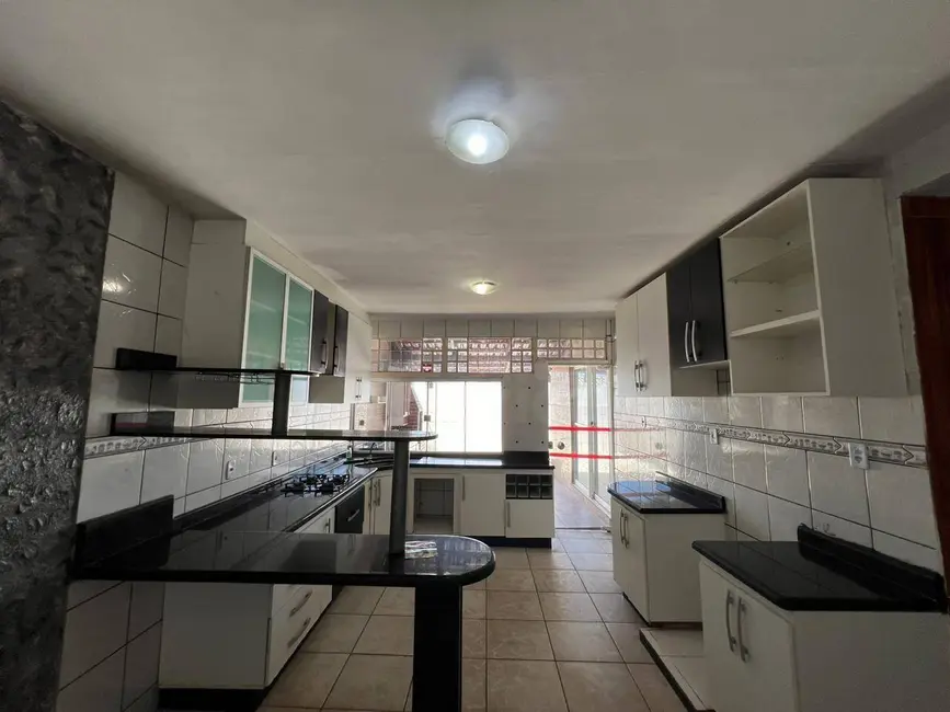 Foto 5 de Sobrado com 4 quartos para alugar, 300m2 em Vila Santa Maria, Anapolis - GO