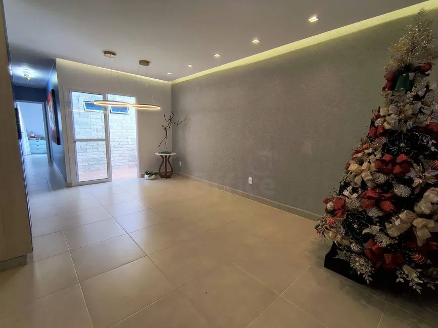 Foto 3 de Casa de Condomínio com 3 quartos à venda, 200m2 em Parque dos Pirineus, Anapolis - GO