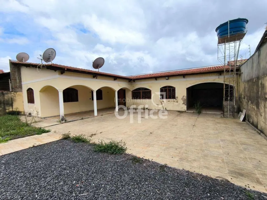 Foto 1 de Casa com 3 quartos à venda, 450m2 em Maracanã, Anapolis - GO
