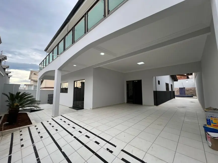 Foto 2 de Casa com 4 quartos para alugar, 330m2 em Residencial Araujoville, Anapolis - GO