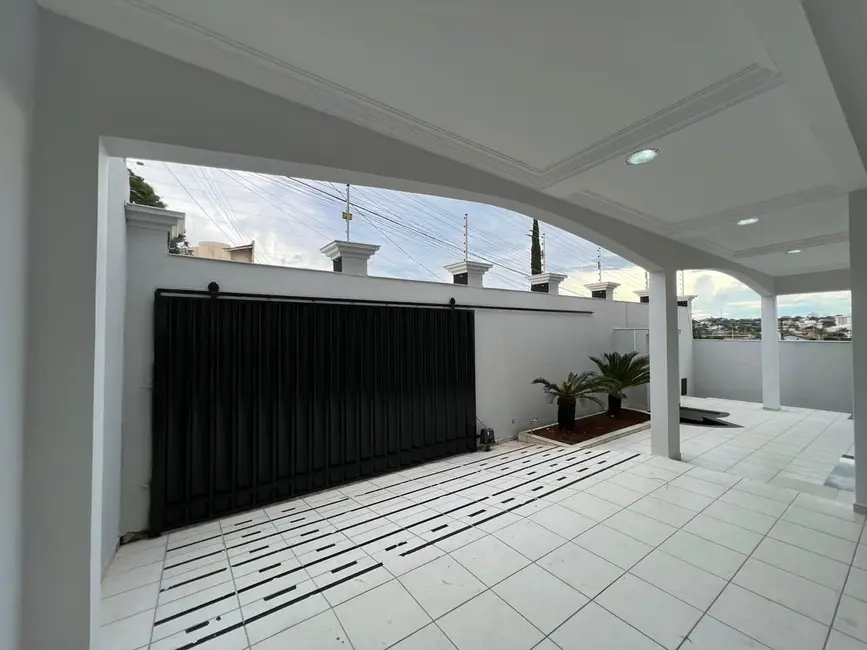 Foto 4 de Casa com 4 quartos para alugar, 330m2 em Residencial Araujoville, Anapolis - GO