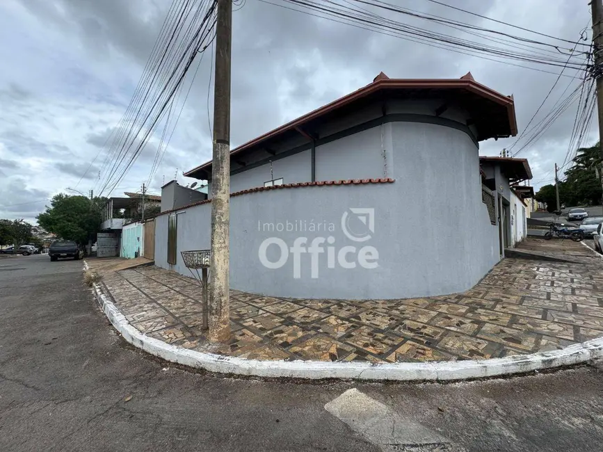 Foto 2 de Casa com 3 quartos para alugar, 300m2 em Setor Central, Anapolis - GO