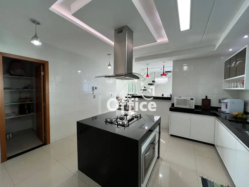 Sobrado com 3 quartos à venda, 400m2 em Residencial Jardins do Lago, Anapolis - GO - imagem 5 Foto 5 de Sobrado com 3 quartos à venda, 400m2 em Residencial Jardins do Lago, Anapolis - GO