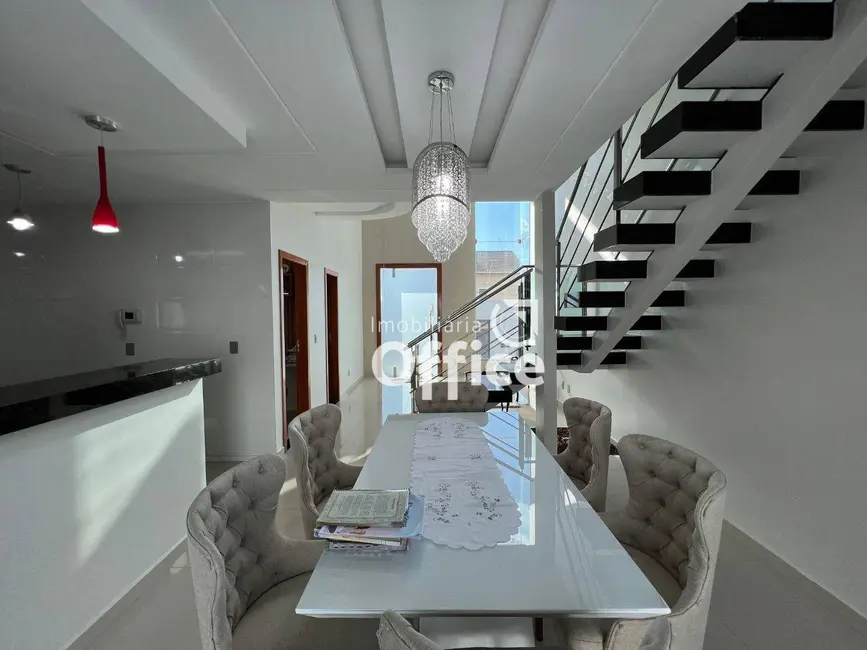 Sobrado com 3 quartos à venda, 400m2 em Residencial Jardins do Lago, Anapolis - GO - imagem 8 Foto 8 de Sobrado com 3 quartos à venda, 400m2 em Residencial Jardins do Lago, Anapolis - GO