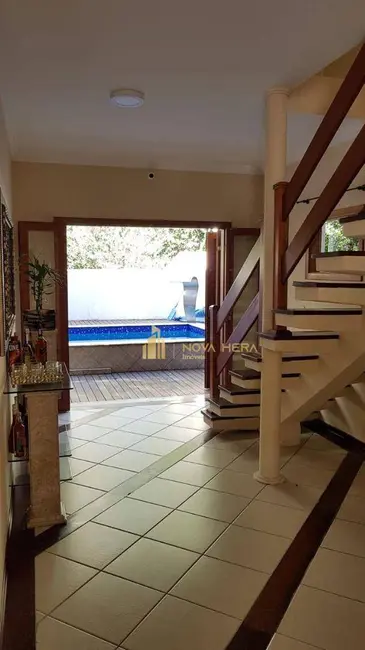 Sobrado com 3 quartos à venda, 332m2 em Vila Nossa Senhora Aparecida, Carapicuiba - SP - imagem 4 Foto 4 de Sobrado com 3 quartos à venda, 332m2 em Vila Nossa Senhora Aparecida, Carapicuiba - SP