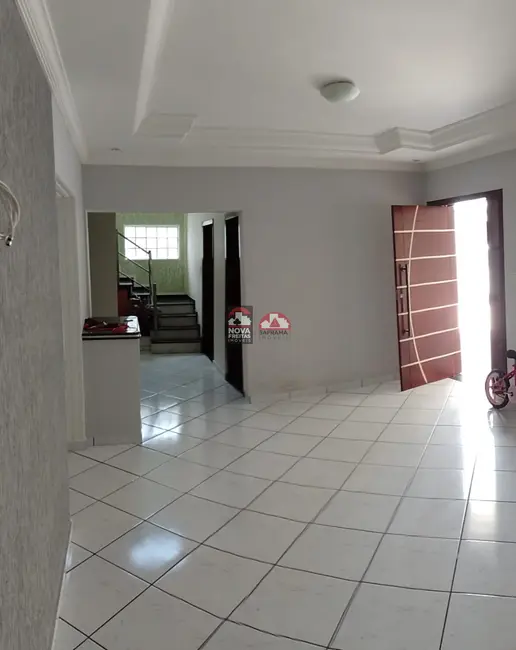 Foto 2 de Sobrado com 3 quartos para alugar, 300m2 em Pindamonhangaba - SP