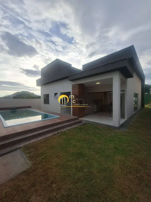 Foto 1 de Casa com 4 quartos à venda em Cajueiros (Itaipuaçu), Marica - RJ