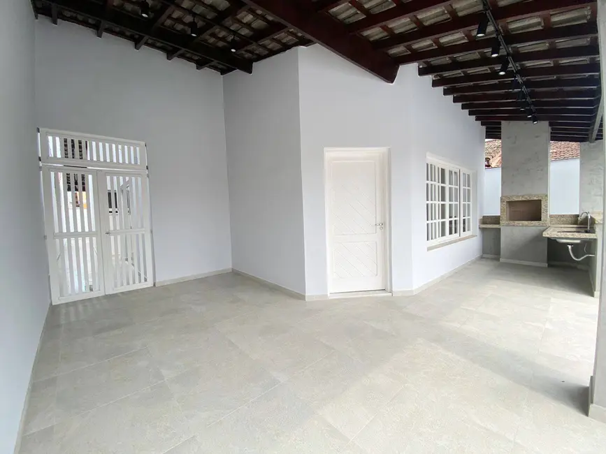 Foto 2 de Casa com 3 quartos à venda, 250m2 em Peruibe - SP