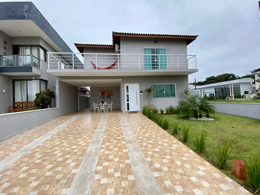 Foto 1 de Casa com 4 quartos à venda em Peruibe - SP