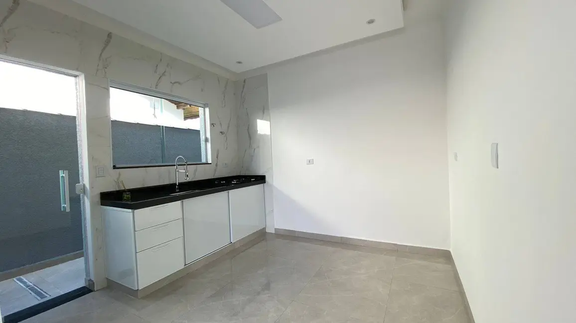 Casa com 3 quartos à venda, 250m2 em Peruibe - SP - imagem 3 Foto 3 de Casa com 3 quartos à venda, 250m2 em Peruibe - SP