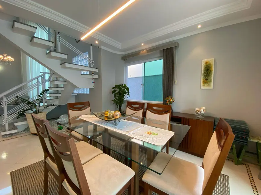 Casa com 4 quartos à venda, 250m2 em Peruibe - SP - imagem 5 Foto 5 de Casa com 4 quartos à venda, 250m2 em Peruibe - SP