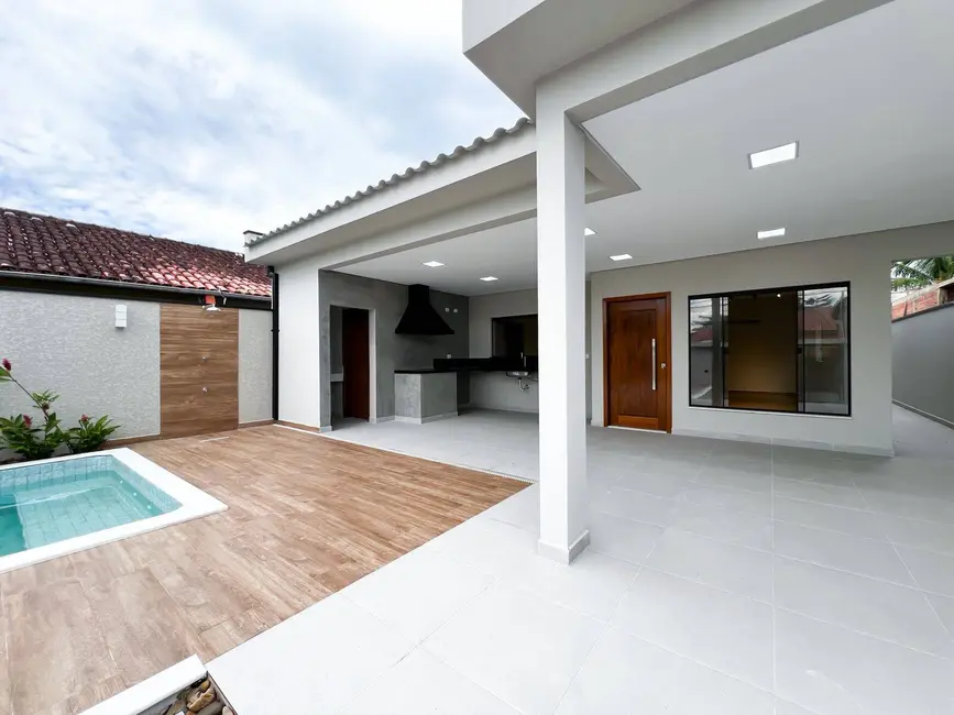 Casa com 3 quartos à venda em Peruibe - SP - imagem 1 Foto 1 de Casa com 3 quartos à venda em Peruibe - SP