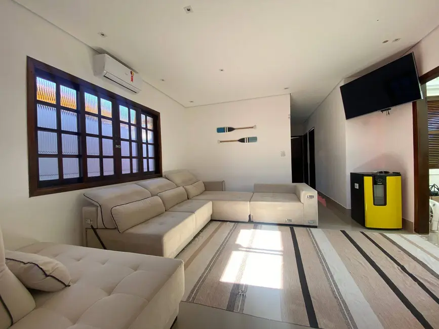 Casa com 3 quartos à venda em Peruibe - SP - imagem 3 Foto 3 de Casa com 3 quartos à venda em Peruibe - SP