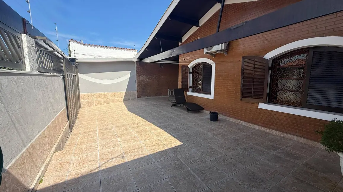 Foto 1 de Casa com 3 quartos à venda, 250m2 em Peruibe - SP