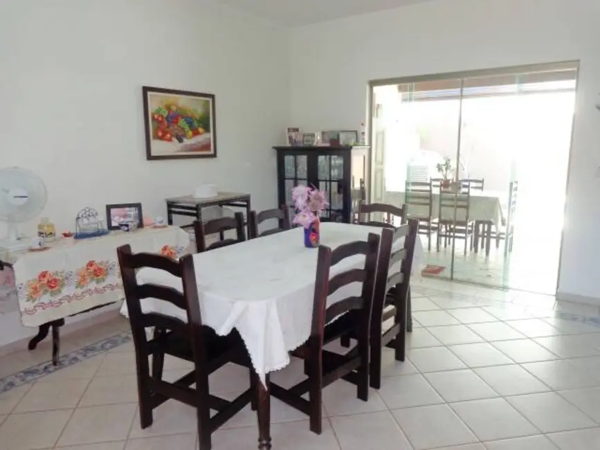 Foto 2 de Casa com 4 quartos à venda e para alugar, 363m2 em Peruibe - SP
