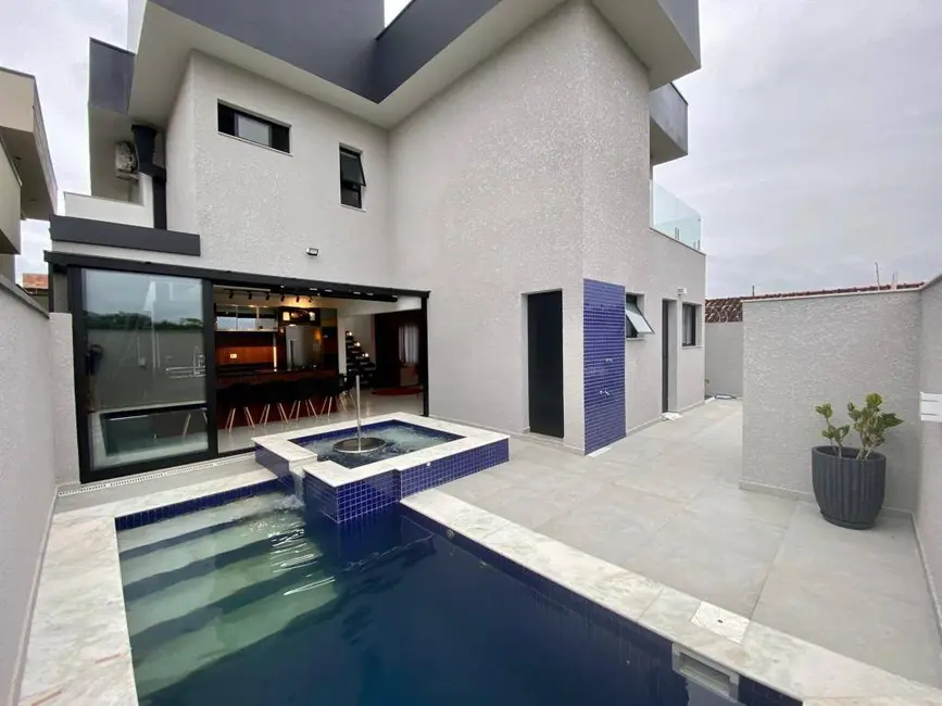 Foto 1 de Casa com 3 quartos à venda em Peruibe - SP