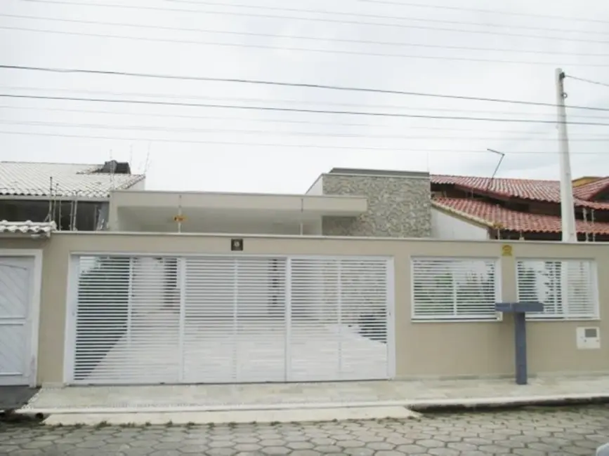 Foto 1 de Casa com 3 quartos à venda, 250m2 em Peruibe - SP