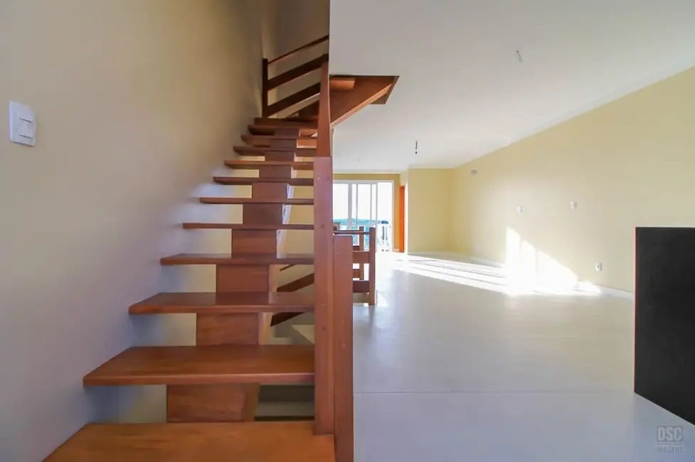 Casa com 3 quartos à venda, 214m2 em Porto Alegre - RS - imagem 8 Foto 8 de Casa com 3 quartos à venda, 214m2 em Porto Alegre - RS