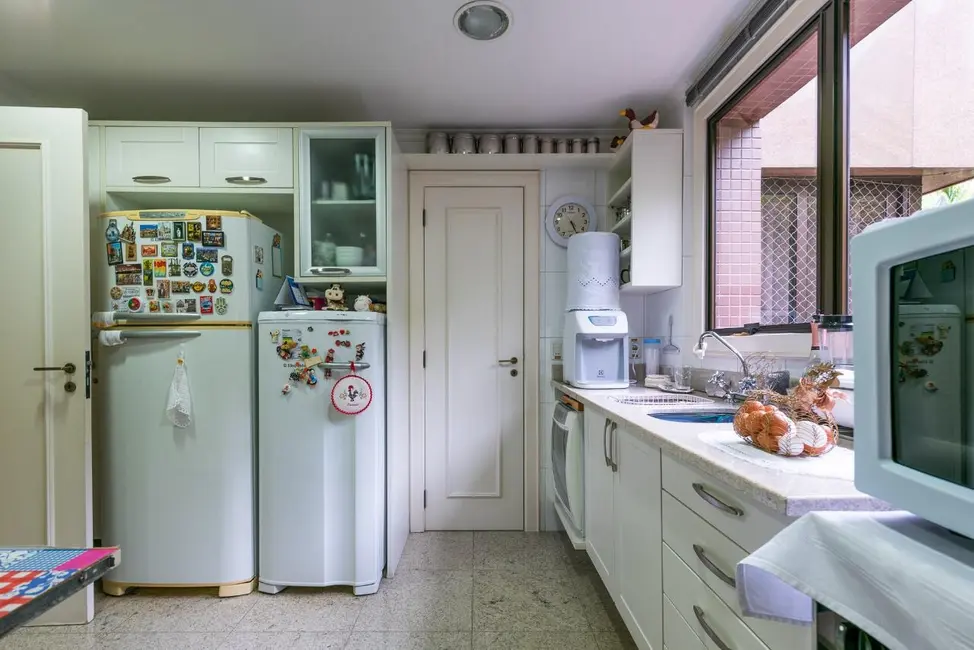 Apartamento com 3 quartos à venda, 181m2 em Rio Branco, Porto Alegre - RS - imagem 8 Foto 8 de Apartamento com 3 quartos à venda, 181m2 em Rio Branco, Porto Alegre - RS