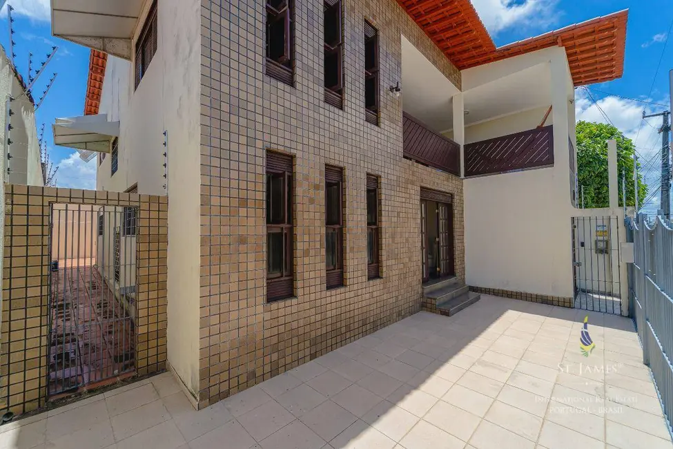 Casa com 3 quartos à venda, 300m2 em Candelária, Natal - RN - imagem 3 Foto 3 de Casa com 3 quartos à venda, 300m2 em Candelária, Natal - RN