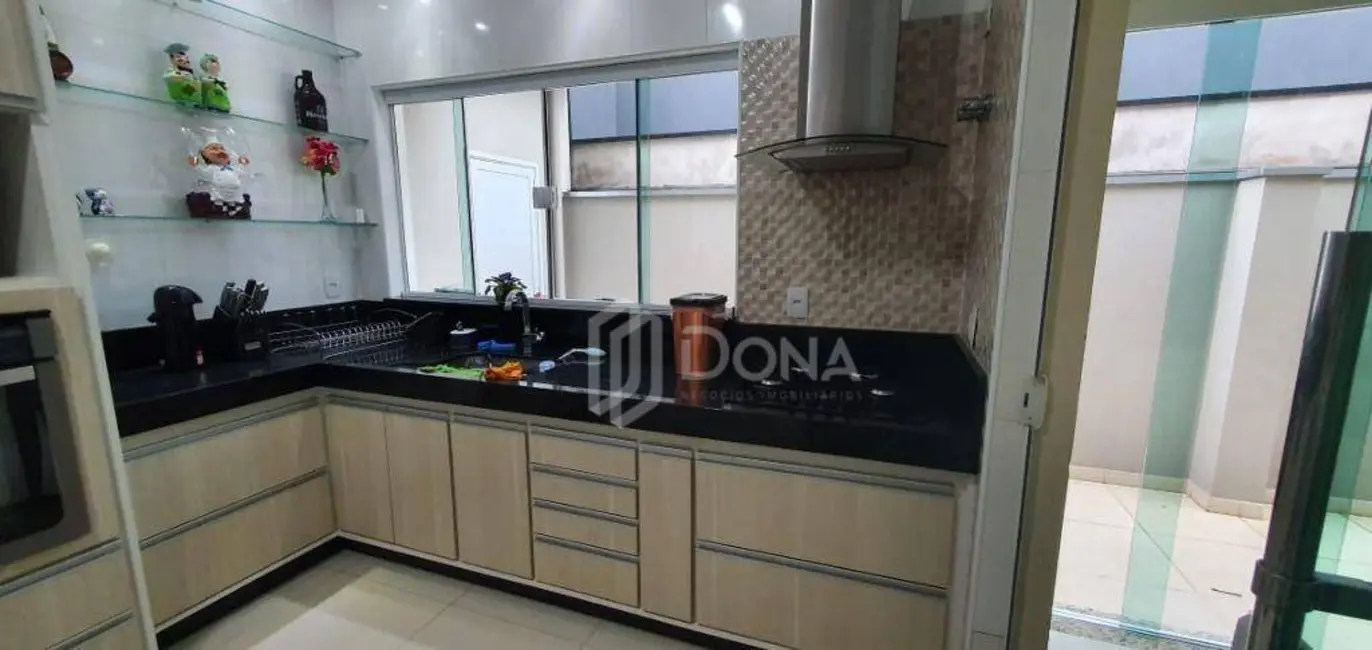 Foto 2 de Casa de Condomínio com 3 quartos à venda, 300m2 em Roncáglia, Valinhos - SP