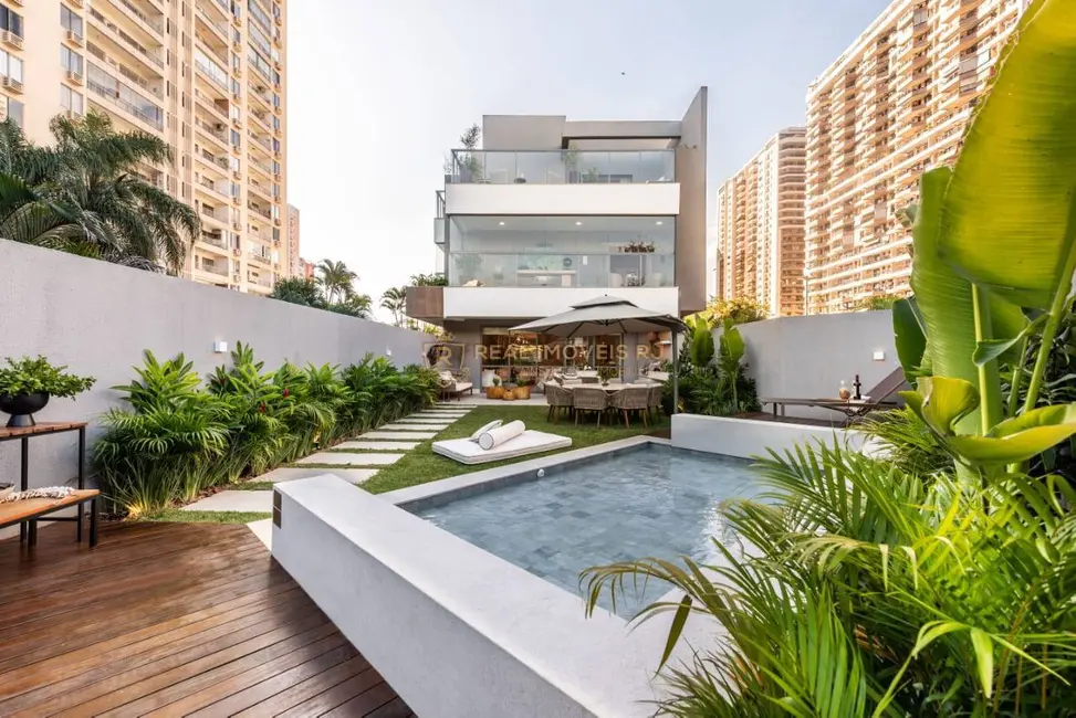 Casa com 3 quartos à venda, 320m2 em Barra da Tijuca, Rio De Janeiro - RJ - imagem 3 Foto 3 de Casa com 3 quartos à venda, 320m2 em Barra da Tijuca, Rio De Janeiro - RJ