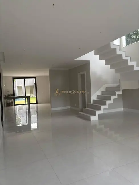 Casa com 4 quartos à venda, 300m2 em Barra da Tijuca, Rio De Janeiro - RJ - imagem 4 Foto 4 de Casa com 4 quartos à venda, 300m2 em Barra da Tijuca, Rio De Janeiro - RJ