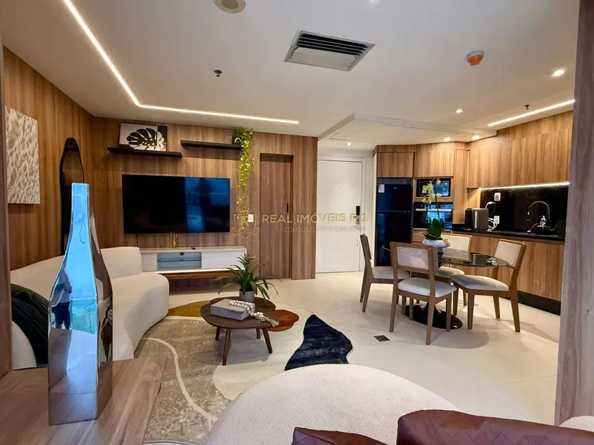 Apartamento com 1 quarto para alugar, 52m2 em Barra da Tijuca, Rio De Janeiro - RJ - imagem 1 Foto 1 de Apartamento com 1 quarto para alugar, 52m2 em Barra da Tijuca, Rio De Janeiro - RJ