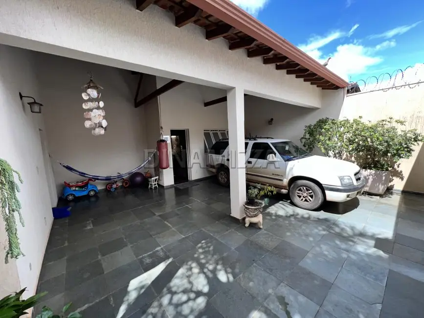 Foto 1 de Casa com 4 quartos à venda, 300m2 em Uberaba - MG