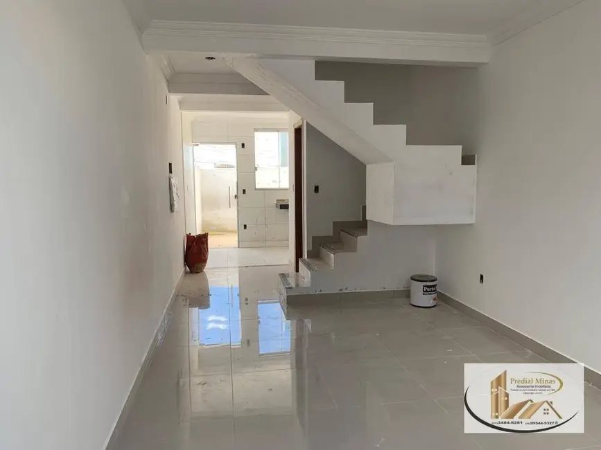 Foto 2 de Casa com 2 quartos à venda, 55m2 em Rio Branco, Belo Horizonte - MG