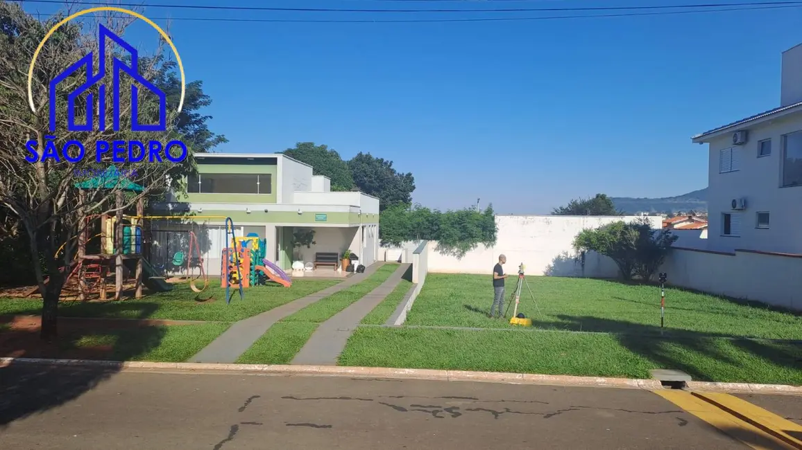 Foto 1 de Terreno / Lote à venda, 400m2 em Sao Pedro - SP