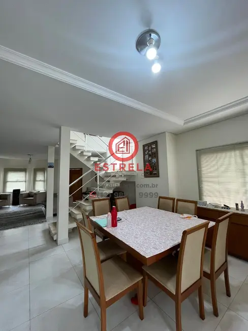 Foto 1 de Casa de Condomínio com 3 quartos à venda, 240m2 em Loteamento Villa Branca, Jacarei - SP