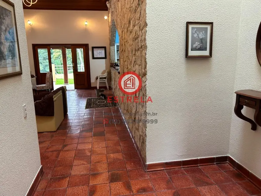 Foto 3 de Chácara com 3 quartos à venda e para alugar, 400m2 em Chácaras Condomínio Recanto Pássaros II, Jacarei - SP