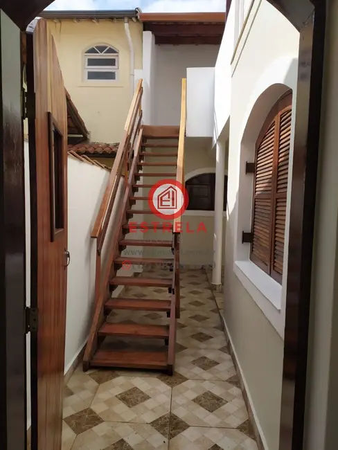 Foto 2 de Casa com 5 quartos à venda, 234m2 em Parque Brasil, Jacarei - SP