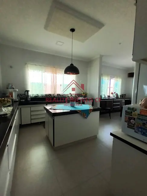 Casa de Condomínio com 5 quartos à venda, 260m2 em Cabo Frio - RJ - imagem 3 Foto 3 de Casa de Condomínio com 5 quartos à venda, 260m2 em Cabo Frio - RJ