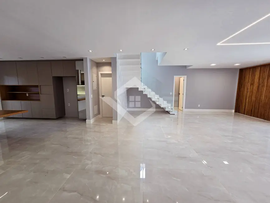 Casa de Condomínio com 5 quartos à venda, 490m2 em Recreio dos Bandeirantes, Rio De Janeiro - RJ - imagem 9 Foto 9 de Casa de Condomínio com 5 quartos à venda, 490m2 em Recreio dos Bandeirantes, Rio De Janeiro - RJ